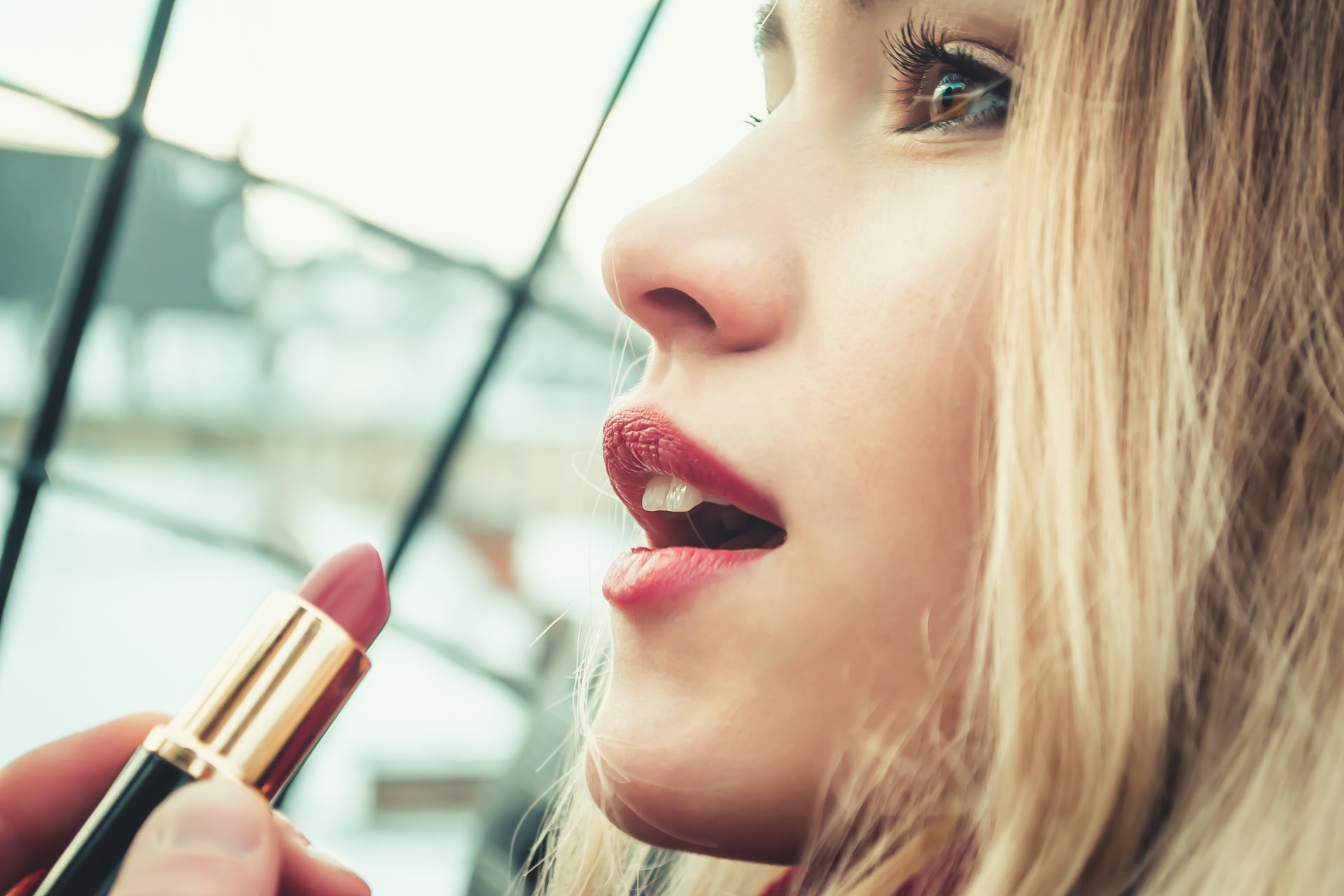 You are currently viewing How To Make Your Lipstick Last All Day