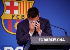Tearful Lionel Messi gets standing ovation