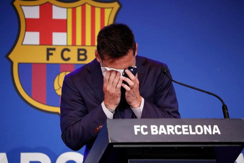 You are currently viewing Tearful Lionel Messi gets standing ovation