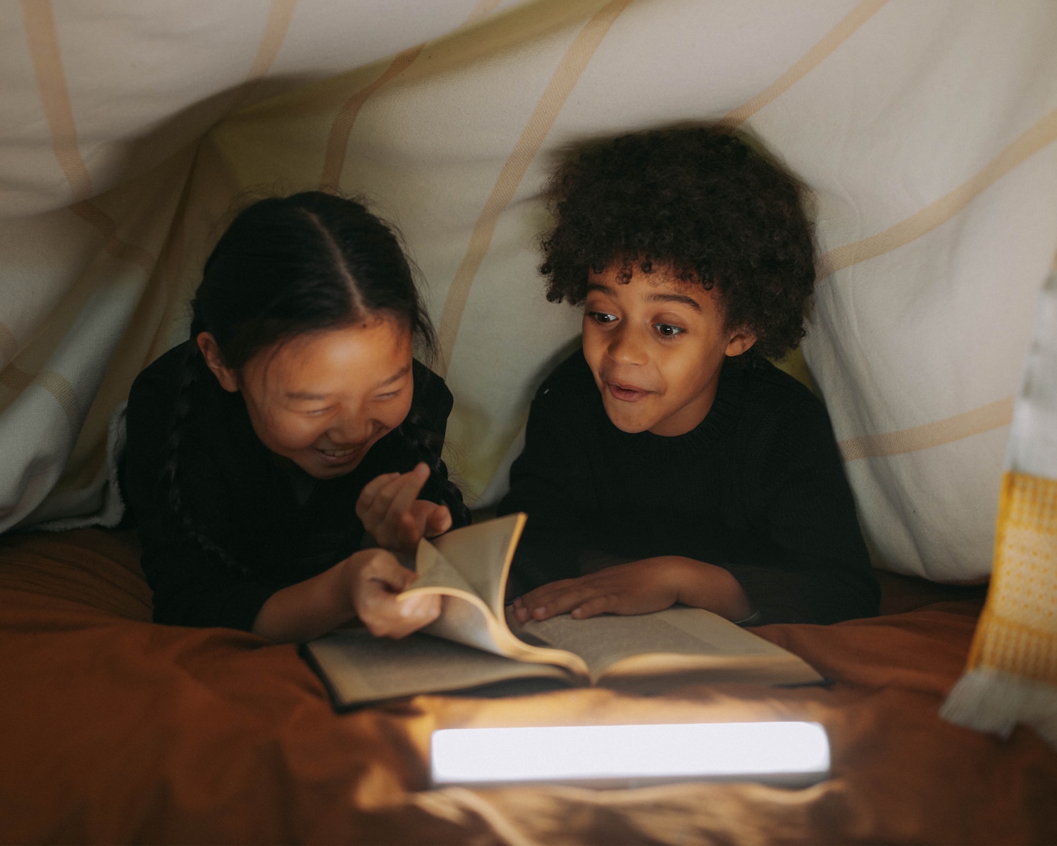 You are currently viewing Tips To Get Your Kids To Fall In Love With Reading
