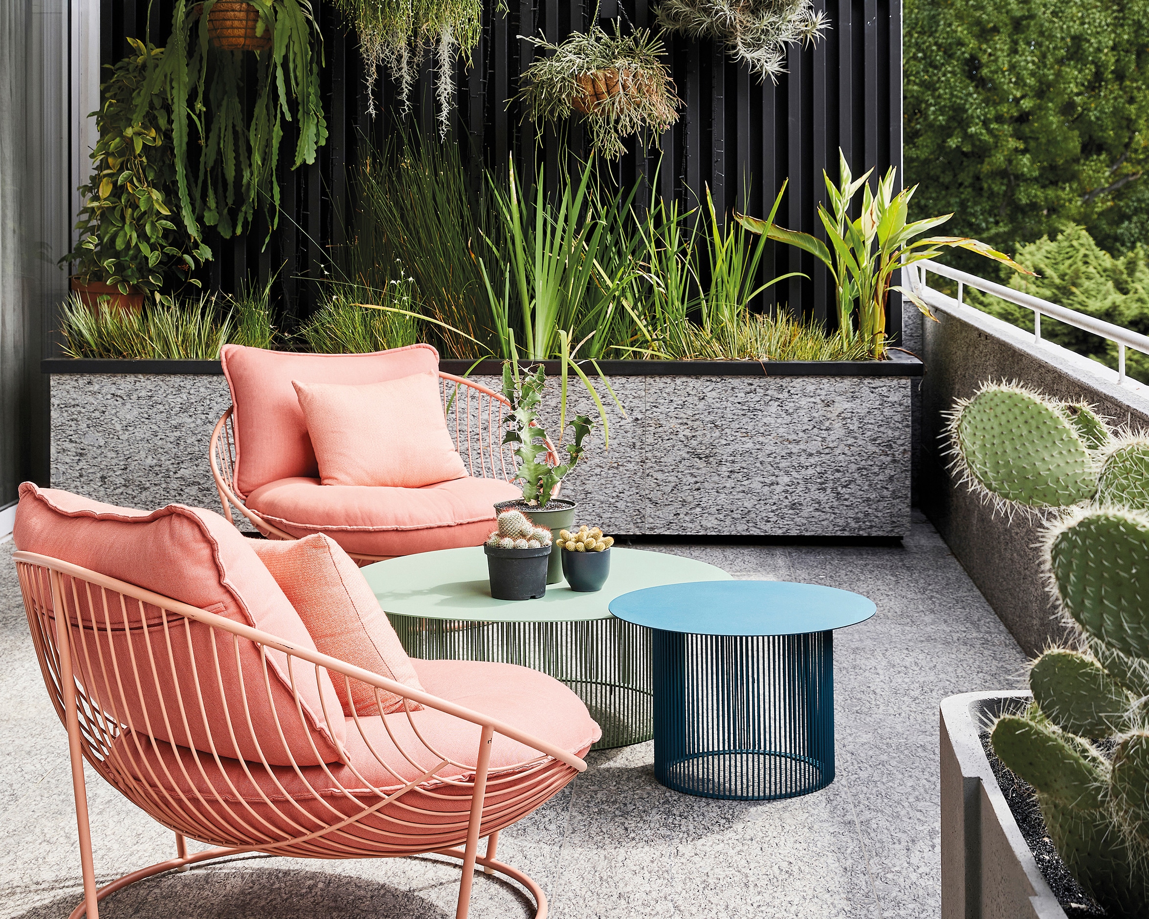 You are currently viewing How to style your outdoor living space