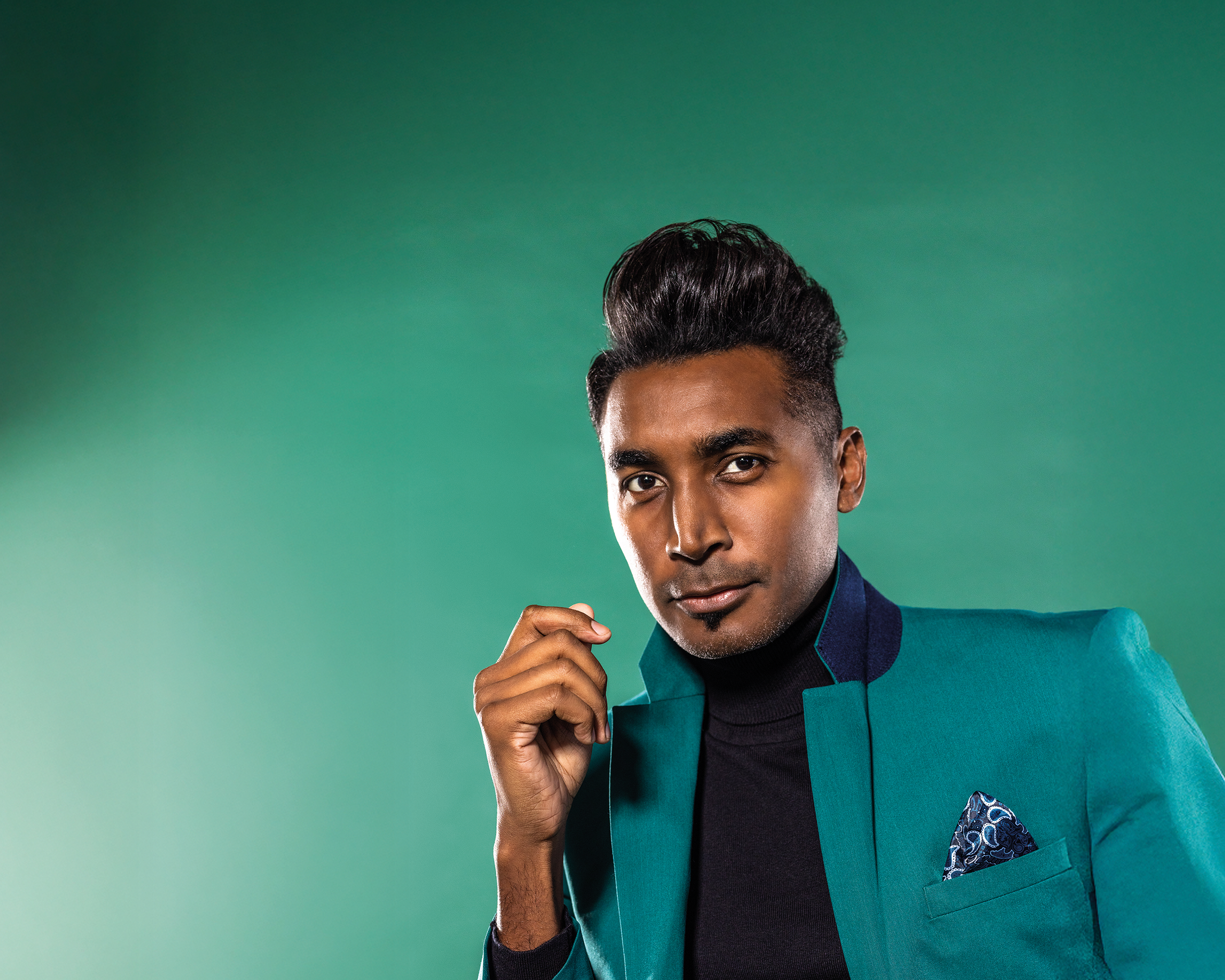 You are currently viewing Emo Adams: South Africa’s multi-talented entertainer extraordinaire