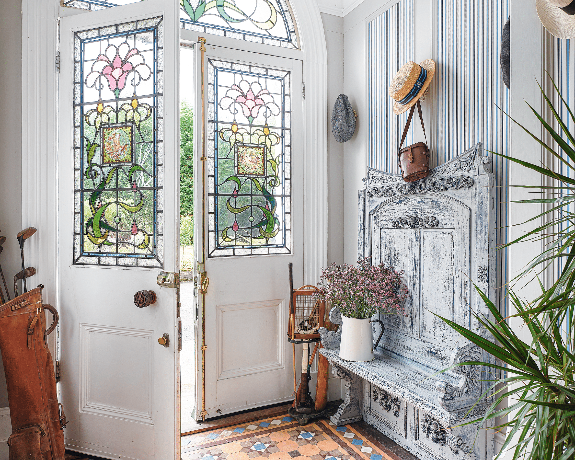 You are currently viewing How playing with colour palettes can set the tone for romance in design