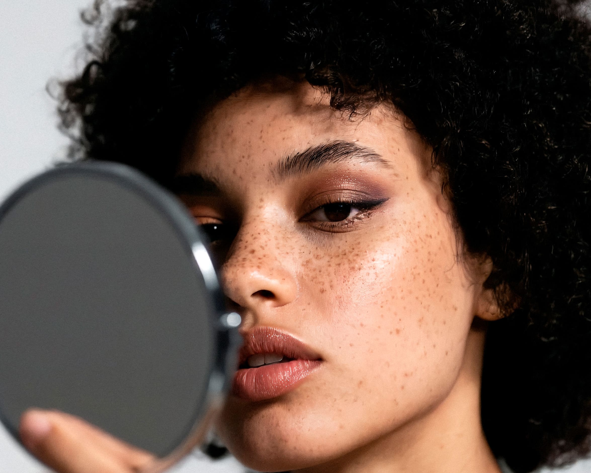 You are currently viewing 4 Expert tips to combat winter skin from makeup artists